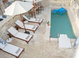 Margarita Mansion, with private heated pool!, vila di Kalandares