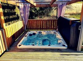 MONTAGNE-LAC&SPA (jacuzzi privé) (NOUVEAU): Anould şehrinde bir otel