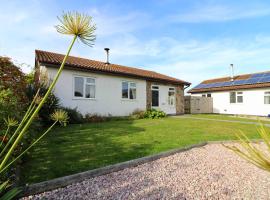 Holiday Bungalow, short drive to 7 Beaches!, hotel with parking in Saint Merryn