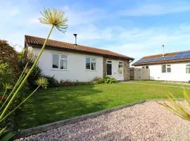 Holiday Bungalow, short drive to 7 Beaches!