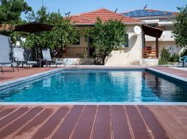 Elegant house by the sea with pool, holiday rental in Akrata