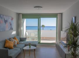 Precioso apartamento frente a la playa con piscina