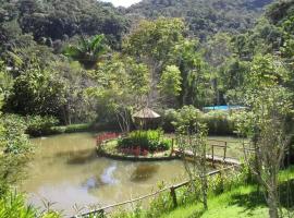 Sitio com lago e piscina, hotel u gradu Pati do Alferes