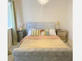 2 Bed House - Sleeps 4 - Parking - Wifi