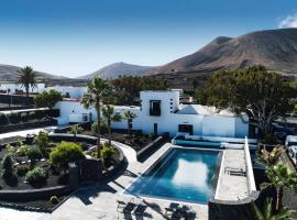 Finca Curbelo, hotel with pools in Uga