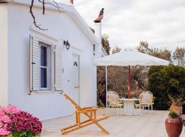 Entire house with garden, 70m from the beach., hotell i Galatas