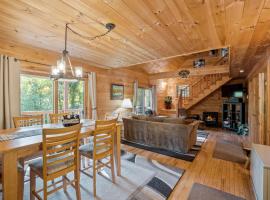 Log Home Retreat at Lake Winnipesaukee!，梅瑞戴斯的小屋