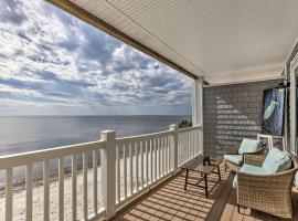 Sunny Carabelle Outdoor Haven with Beach and Pier, hótel í Big Blackjack Landing