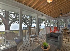 Lakefront Retreat with Game Room and Private Dock!, casa o chalet en Bonneau