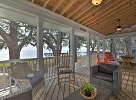 Lakefront Retreat with Game Room and Private Dock!, hotel en Bonneau