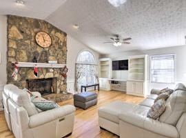 Immaculate Suwanee House with Pool and Game Room!, מלון בסוואני