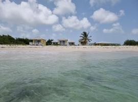 Harrys Cottages Cottage 5 right on the pink sand, caba&ntilde;a o casa de campo en Codrington