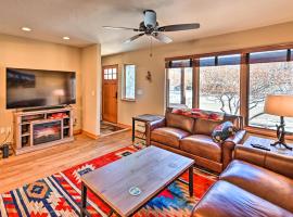 Pet-Friendly Townhome with Grill and Mtn Views!, hotel in Salida