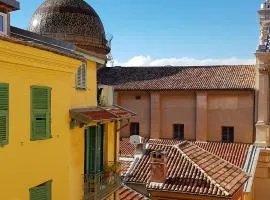 Sunny apartment in heart of Nice Old Town