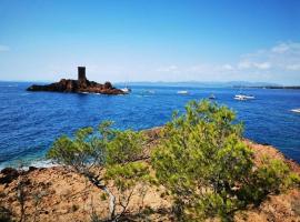 Charmant Mobil home avec Vue mer exceptionnelle, Hotel in Saint-Raphaël