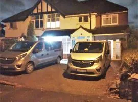 Walsall, M6 J10 - 7 beds, Sleeps 9, Super Wifi, Free Parking, min 4 nights