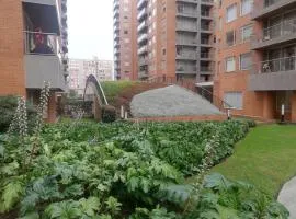 Hermosa habitación privada en conjunto residencial cerca al Aeropuerto y terminal de Bogotá, zonas comunes se comparten con 1 persona