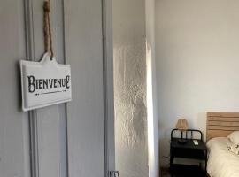chambre privée dans maison drômoise - viarhona - autoroute - jacuzzi à réserver en supplément, hotel en Châteauneuf-du-Rhône