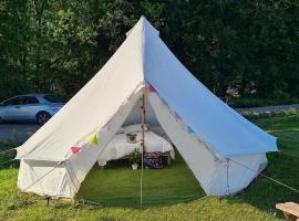4 Meter Bell Tent - Up to 4 Persons Glamping, hotel en Sawbridgeworth