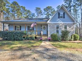 Family-Friendly Lake Lanier Escape on 2 and Acres!, villa in Gainesville