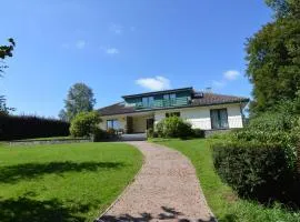 Scenic Villa near Lake View