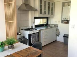 Cabaña en COMPLEJO DEL ARROYO - Bariloche KM 11, hotel i San Carlos de Bariloche