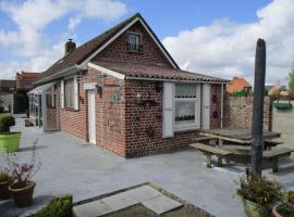 Modern Holiday Home in Hollebeke with Private Garden，Zandvoorde的有停車位的飯店