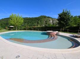 Apartment in Marche with Pool Access, hotel v destinaci Apecchio