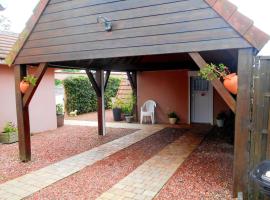 Cosy house with private pool in Folleville, holiday rental in Sourdon