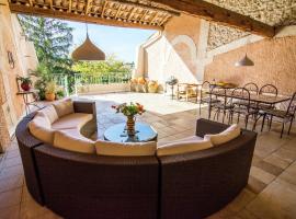 Old wine storehouse with terrace and garden, vacation home in Puimisson