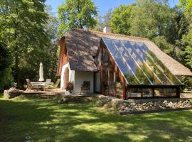 Exclusive holiday home in Uelsen with conservatory, hotel en Uelsen