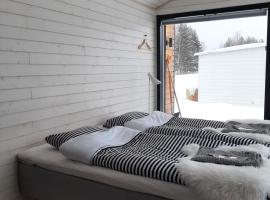 Willa Rauha 1B, minikoti saunalla, parkkipaikka ja rauhallinen sijainti, Hotel in Lumijoki