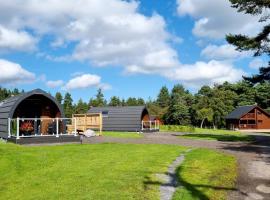 Robins Nest Glamping Pod with Hot Tub, luxury tent in Keith