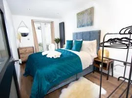 Luxury pad centrally located near Brighton station