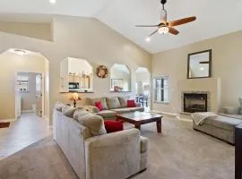 Velo Iii - Spacious One Level, Covered Patio, Jetted Tub, Cozy Living Rm, Smart Tv