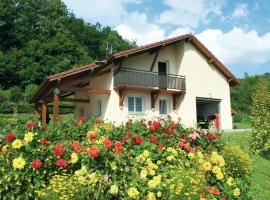 Sunny holiday home with private garden, hotel dengan parking di Le Haut-du-Them
