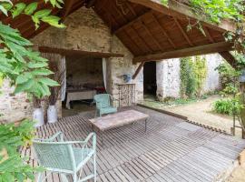 Quaint Holiday Home in Loire France with Garden, hotell med parkeringsplass i Contigné