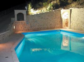 Luxurious Villa in Malades Crete, hotel económico en Áyios Síllas