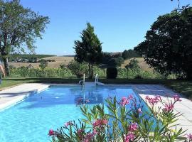 Charming holiday home with private pool, huvila kohteessa Monfort