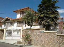 Casa con Piscina en Cochabamba, къща тип котидж в Кочабамба