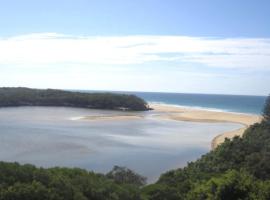 Breathtaking Views Over Currimundi Lake!, villa Kawana Watersben