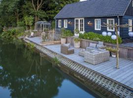 Gorgeous Riverside Chalet in Cothen, hotel in Cothen