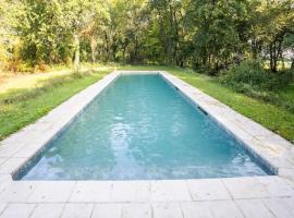 Alluring mansion in Liglet with private heated pool, magánszállás Liglet városában