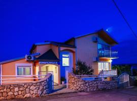Beautiful Holiday Home in Maslenica near Beach, hotell i Maslenica