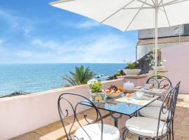 Ancient residence overlooking the sea with garden, hotel in Santa Tecla