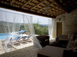 Attractive holiday home in Ripabottoni with pool, hotel in Ripabottoni