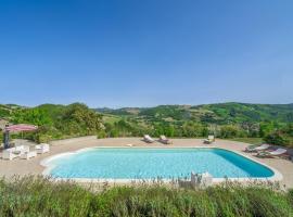 Quaint Holiday Home in Belforte all Isauro with Pool, hotel em Belforte allʼIsauro