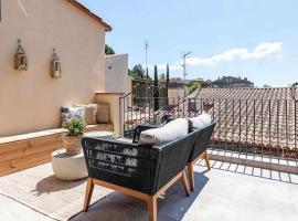 Velo Vern 3 Luxury penthouse w views of city wall, hotel in Girona
