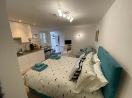 Sweet Caroline - luxury studio stone’s throw from Mousehole harbour, hotel a Mousehole