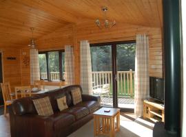 Luxury woodland Alder Lodge, lodge i Killin
